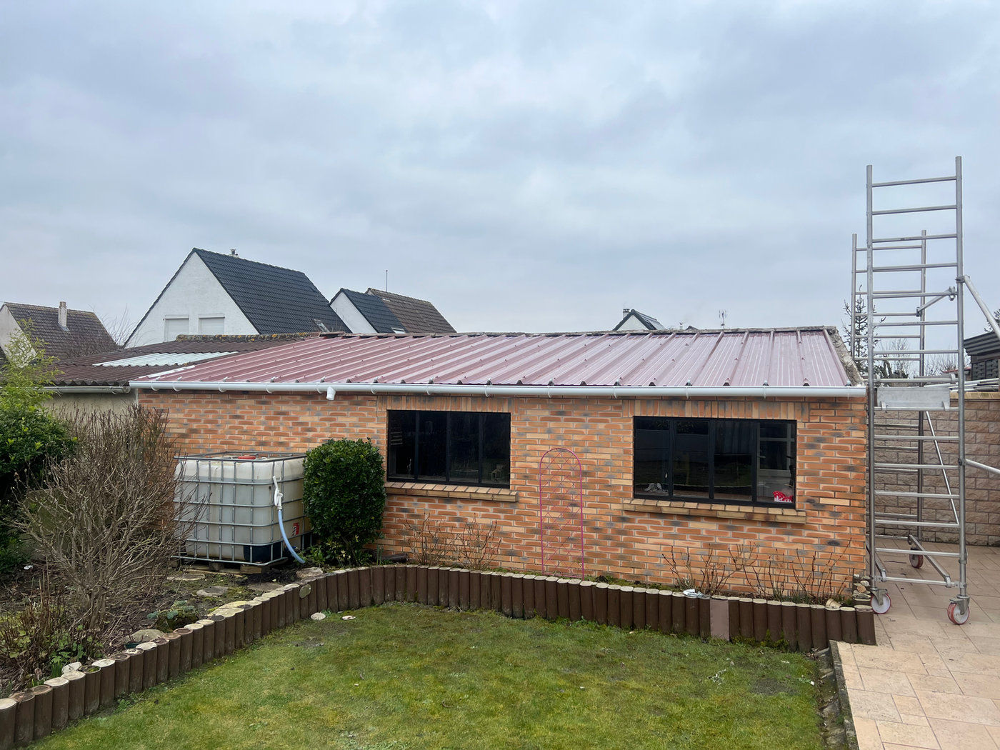 Extension avec toiture métallique